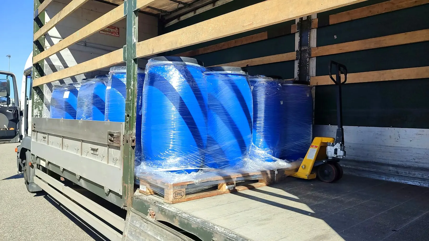Drums loaded with a tail lift