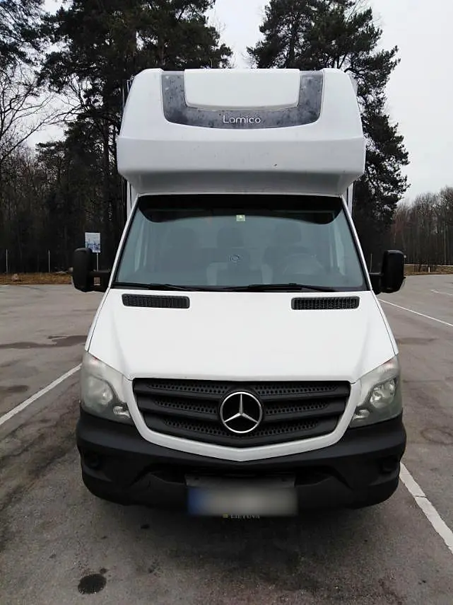 Sprinter with curtain body and lift